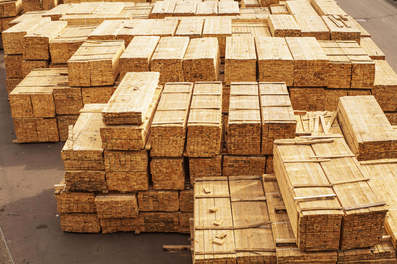 Exports of lumber from Sweden contract 35% in April