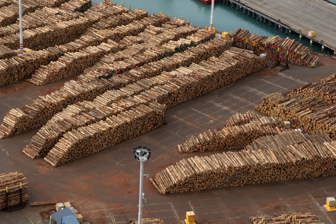 Exports of logs from Canada fall 52% in April
