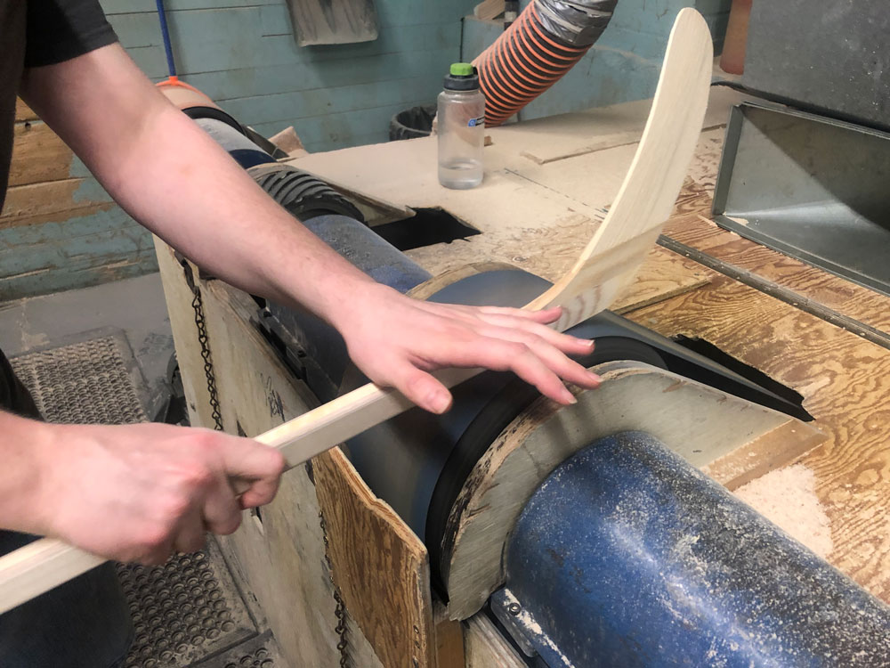 Канадский производитель деревянных хоккейных клюшек пострадал от торговых пошлин США