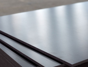 F/F Eucalyptus Contreplaque filme 2440 mm x 1220 mm x 18 mm