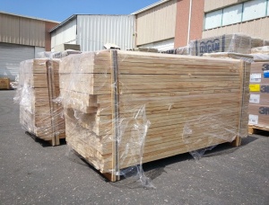 100 mm x 300 mm x 6 m 建築材松木