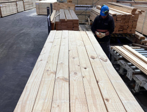 50 mm x 100 mm x 400 mm 热处理 建築材 火炬松 R/S KD