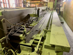 Gergaji frame vertikal