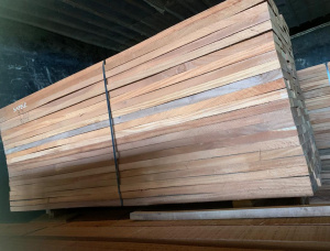 25; 32; 38; 50 mm x 150+ mm x 2300 mm Eingefasstes Brett Sapele NHLA FAS