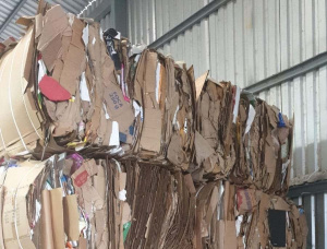 Ungebleichtes Altpapier und Karton