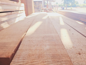 1 1/2 in. x 8 in. x 13 ft. Angelim Pieza de madera sin cantear