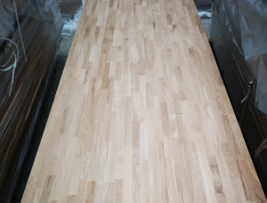 Сращенный на закрытый минишип мебельный щит Дуб 40 мм x 600 мм x 3000 мм