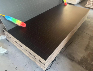 Sanded Poplar Film faced plywood 2440 mm x 1220 mm x 18 mm