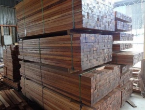 30 mm x 200 mm x 4000 mm 建築材菠萝格