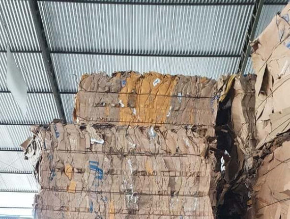 Ungebleichtes Altpapier und Karton