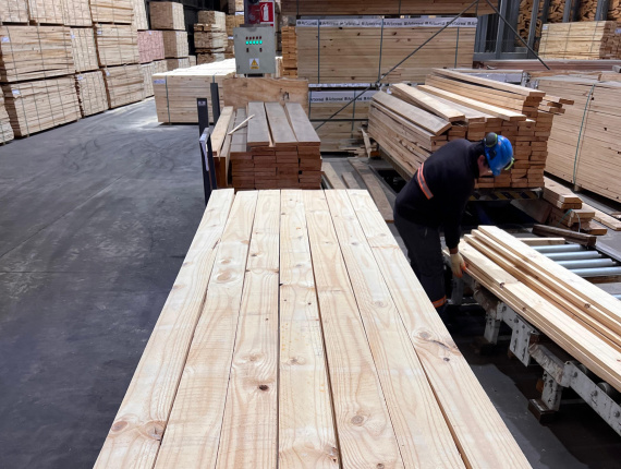 25 mm x 200 mm x 4000 mm 热处理建築材松木