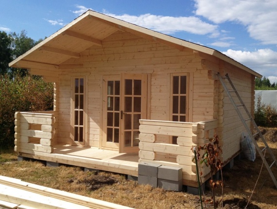 Rumah log bertembok persegi
